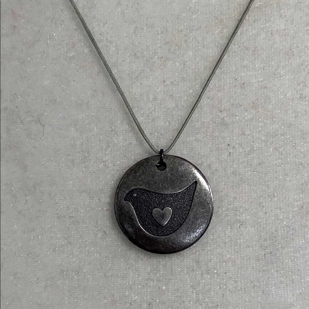 Vintage Hallmark HMK Pewter Style Bird & Heart Disc Pendant Necklace - Picture 14 of 16